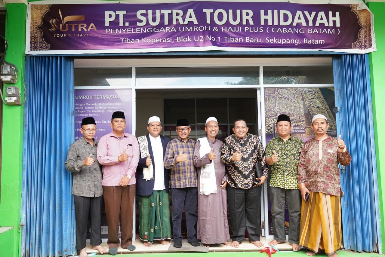 Resmikan Kantor Umrah Sutra Tour Hidayah Cabang Batam.jpg